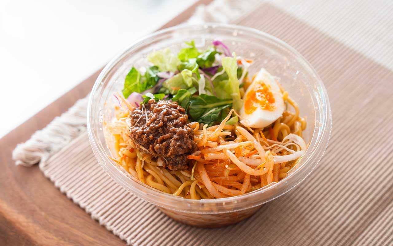 完全に食わず嫌いしてた【セブン】新発売のラーメンがピリ辛で美味い