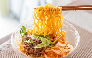 完全に食わず嫌いしてた【セブン】新発売のラーメンがピリ辛で美味い