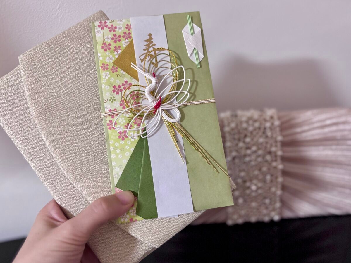 100均の袱紗、実際どう？慶弔両用はある？購入時の注意点も