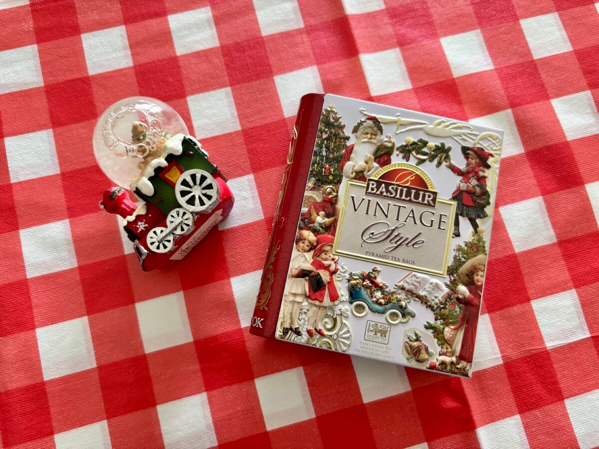 100均のテーブルクロスで即おしゃれ！ クリスマスにもおすすめ