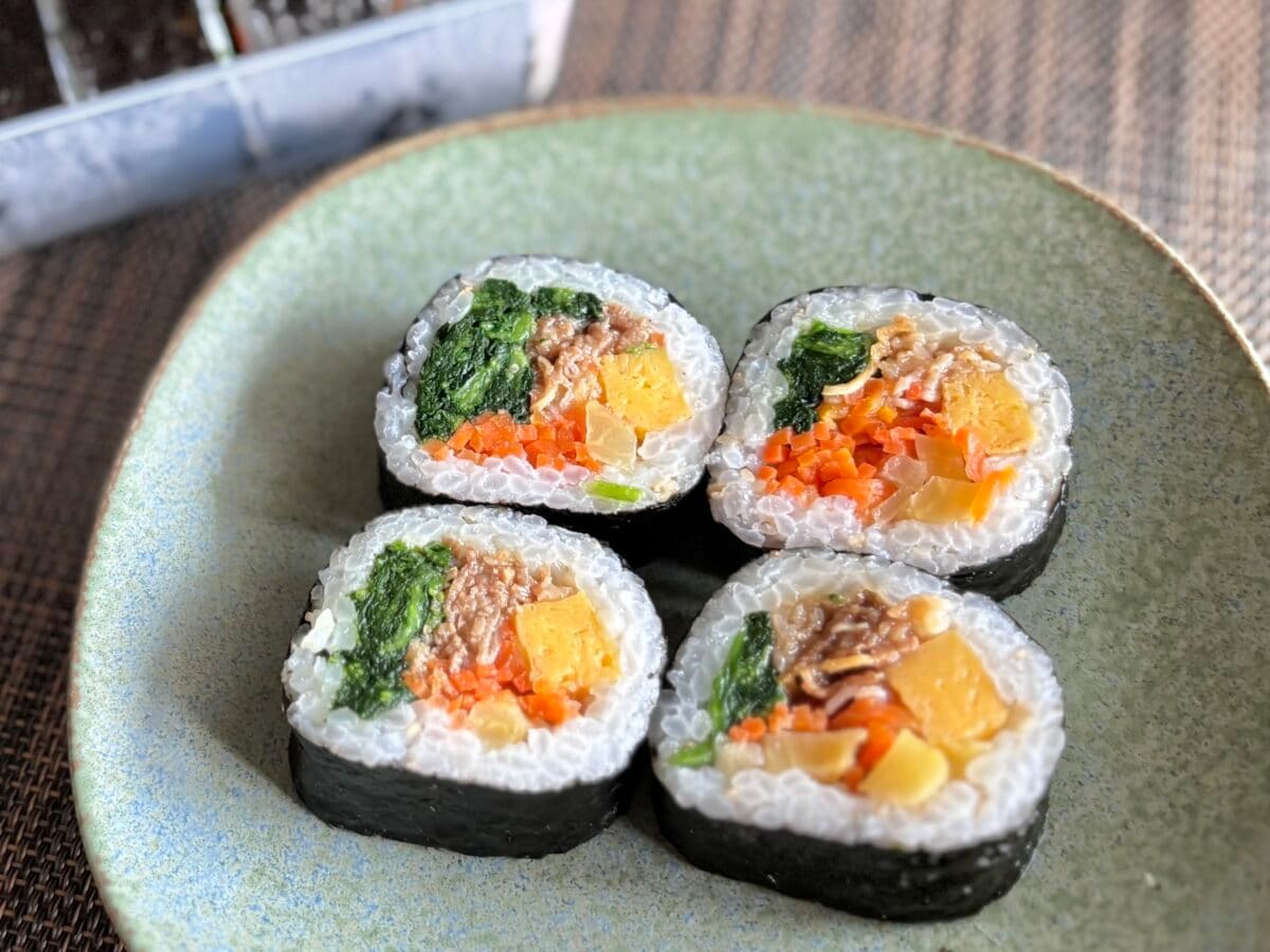 【無印良品】冷凍キンパ2種食べ比べ!リピーター続出の美味しさ秘密は「1.5倍」!?