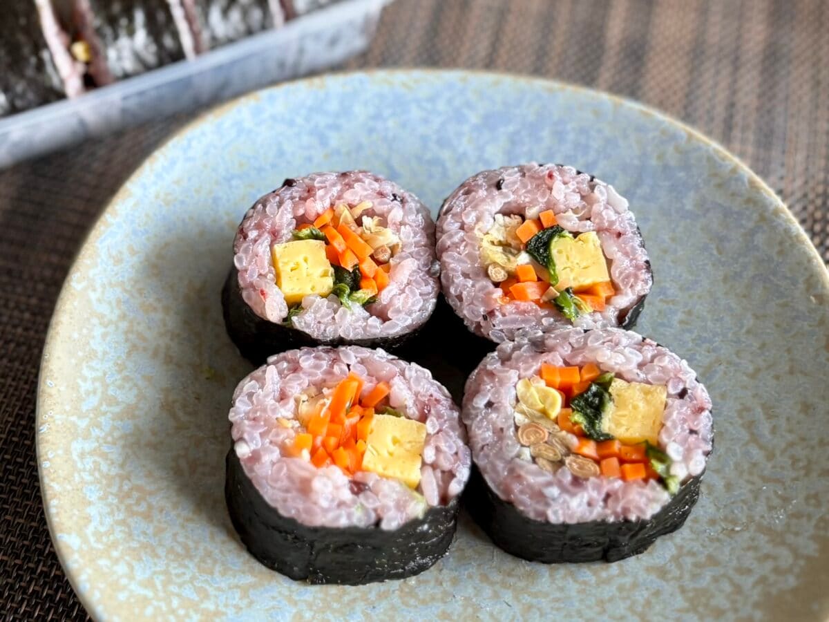 【無印良品】冷凍キンパ2種食べ比べ!リピーター続出の美味しさ秘密は「1.5倍」!?