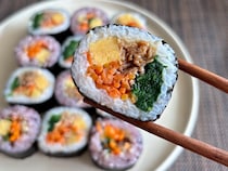 【無印良品】冷凍キンパ2種食べ比べ！リピーター続出の美味しさ秘密は「1.5倍」！？