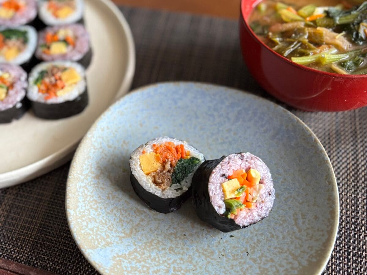 【無印良品】冷凍キンパ2種食べ比べ!リピーター続出の美味しさ秘密は「1.5倍」!?