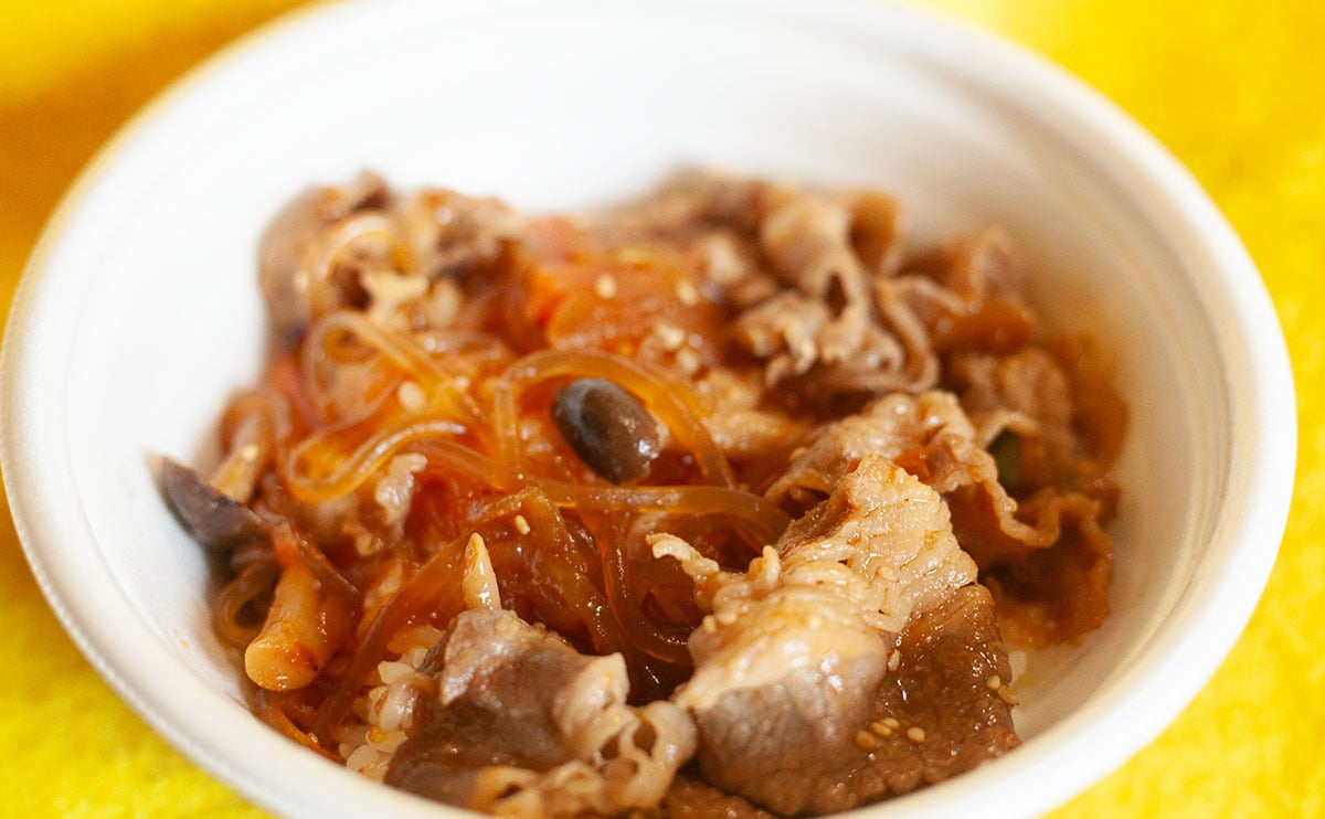 おすすめは『温玉』トッピング!?「ごはんがすすむ」と評判の【すき家】新商品