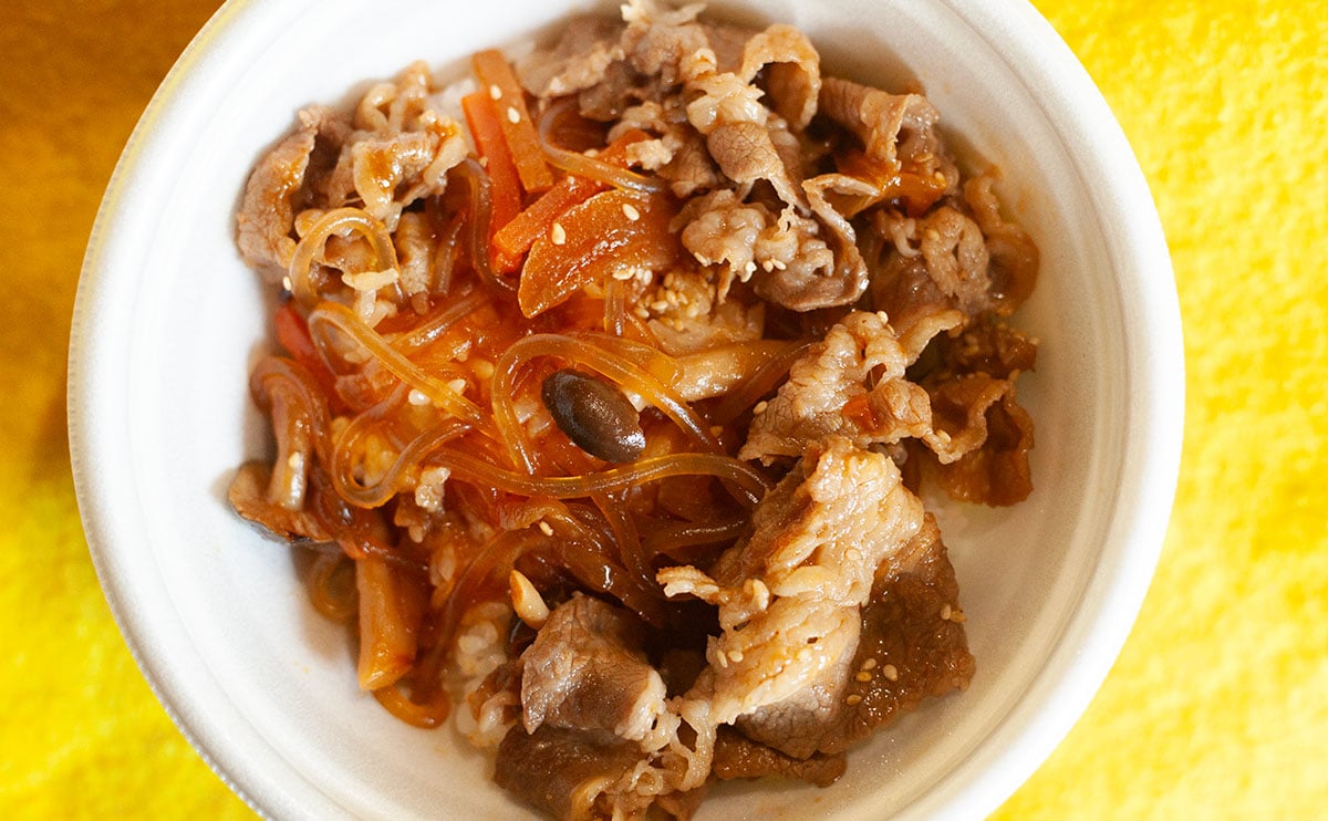 おすすめは『温玉』トッピング!?「ごはんがすすむ」と評判の【すき家】新商品