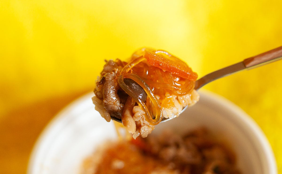 おすすめは『温玉』トッピング!?「ごはんがすすむ」と評判の【すき家】新商品