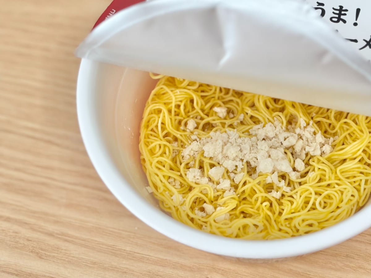 つい飲み干したくなるウマさ【ローソン】具なしでも大満足のカップ麺