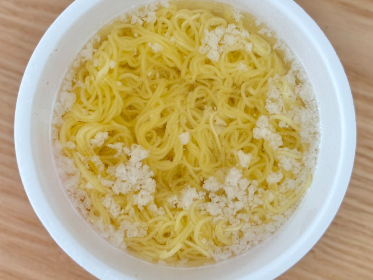 つい飲み干したくなるウマさ【ローソン】具なしでも大満足のカップ麺