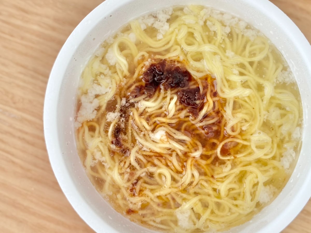 つい飲み干したくなるウマさ【ローソン】具なしでも大満足のカップ麺