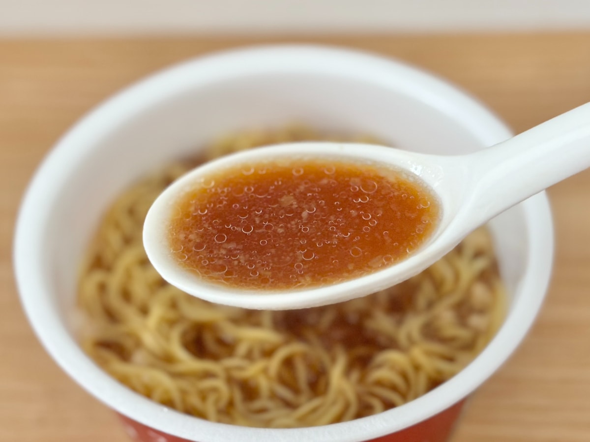 つい飲み干したくなるウマさ【ローソン】具なしでも大満足のカップ麺