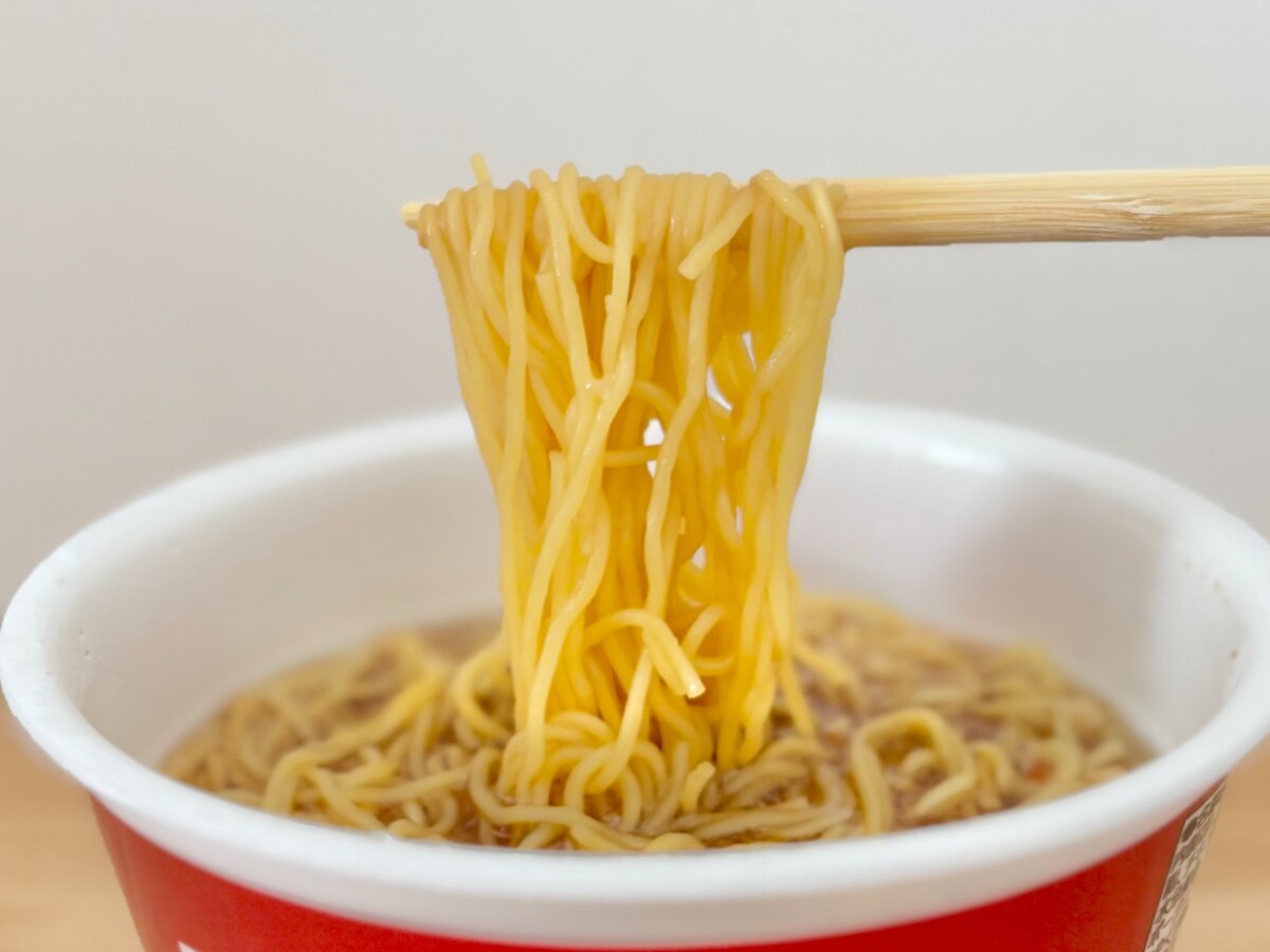 つい飲み干したくなるウマさ【ローソン】具なしでも大満足のカップ麺