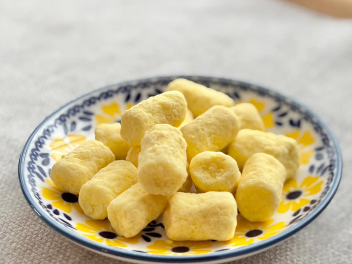 ふわしゅわ食感にハマる！【ローソン】黄色い新作おやつの正体って？