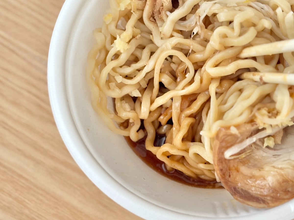 魚粉のきいたタレがうんまいっ!【ファミマ】名店監修の濃厚まぜそば