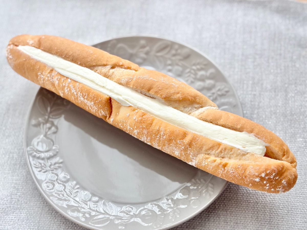 長すぎじゃない!?【ローソン】の新作パンは、なかなかなかったハード系