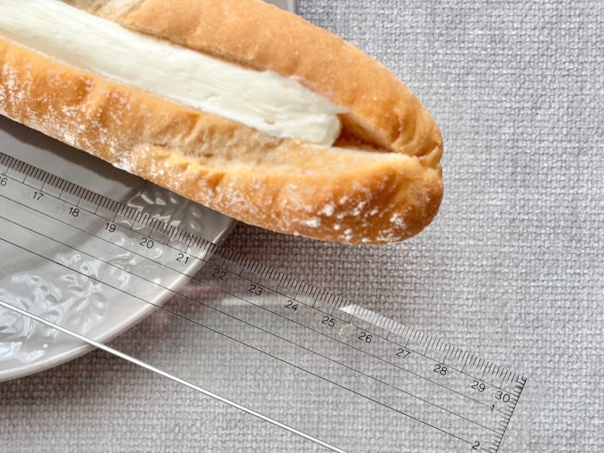 長すぎじゃない!?【ローソン】の新作パンは、なかなかなかったハード系