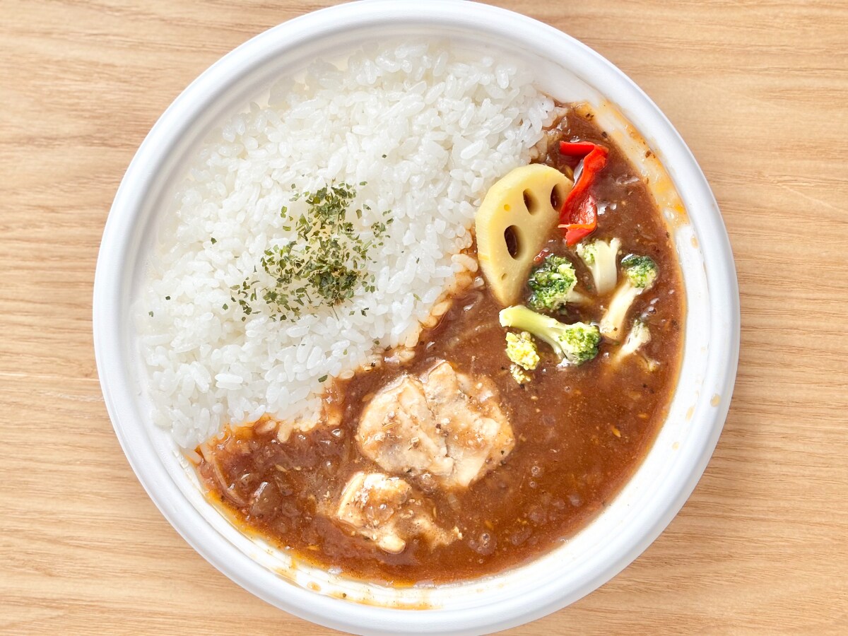 野菜もとれてうれしい！【ファミマ】のカレーは女性も食べやすい大きさ