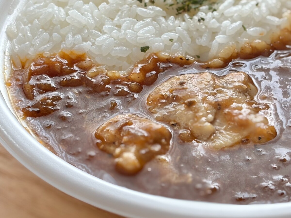 野菜もとれてうれしい！【ファミマ】のカレーは女性も食べやすい大きさ