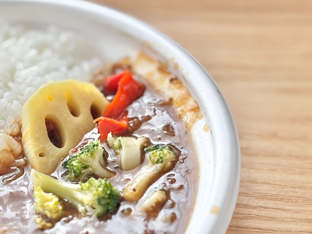 野菜もとれてうれしい!【ファミマ】のカレーは女性も食べやすい大きさ