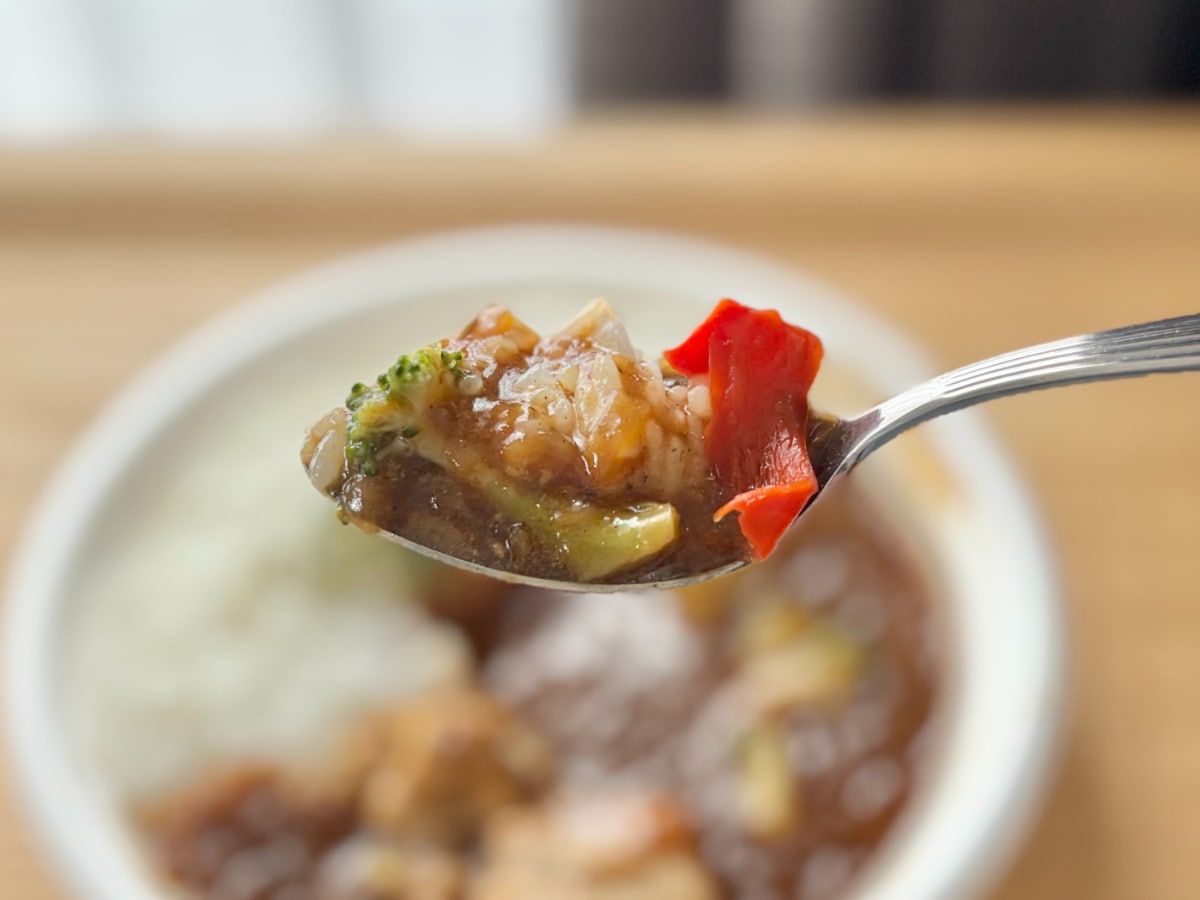 野菜もとれてうれしい!【ファミマ】のカレーは女性も食べやすい大きさ