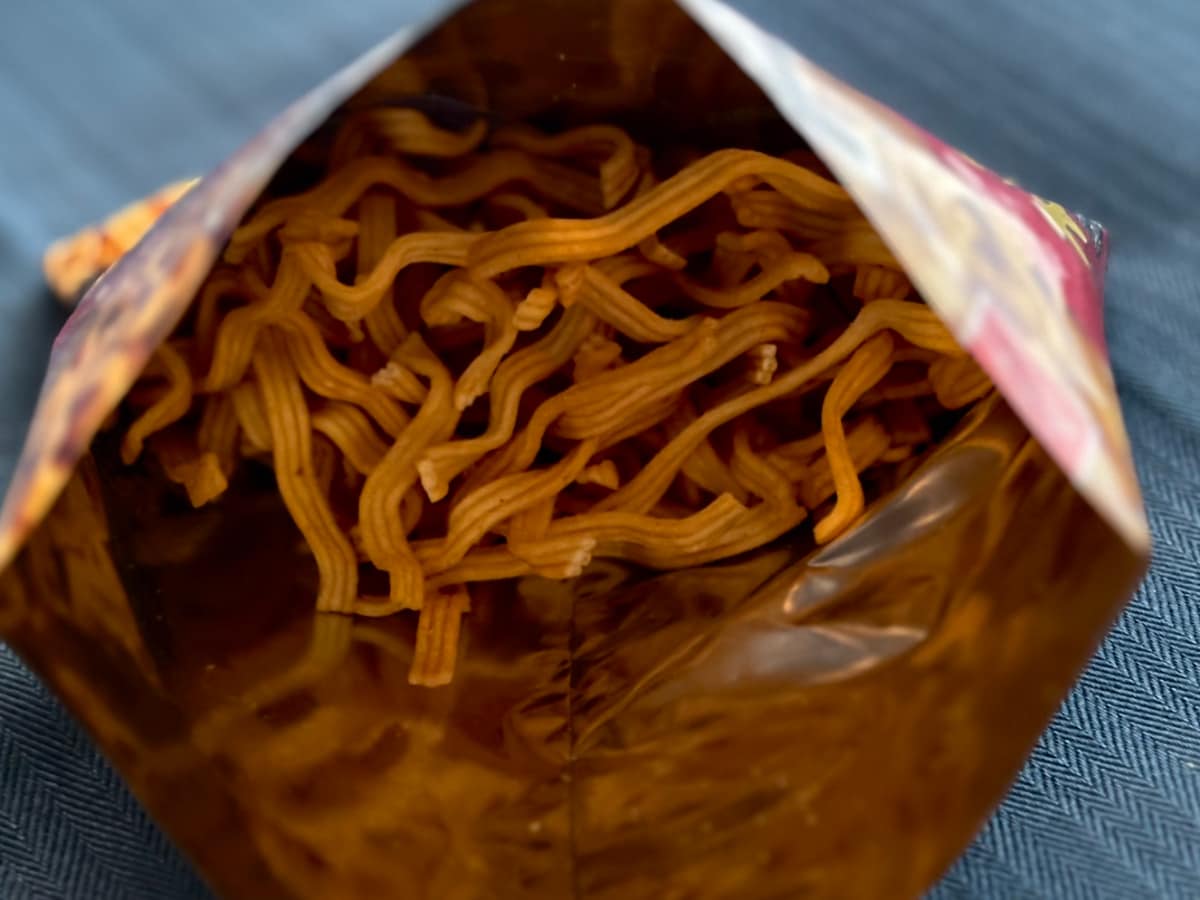 ツンとした辛さにヤミツキ!ファミマ先行発売の【ベビースターラーメン】