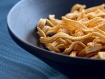 ツンとした辛さにヤミツキ！ファミマ先行発売の【ベビースターラーメン】