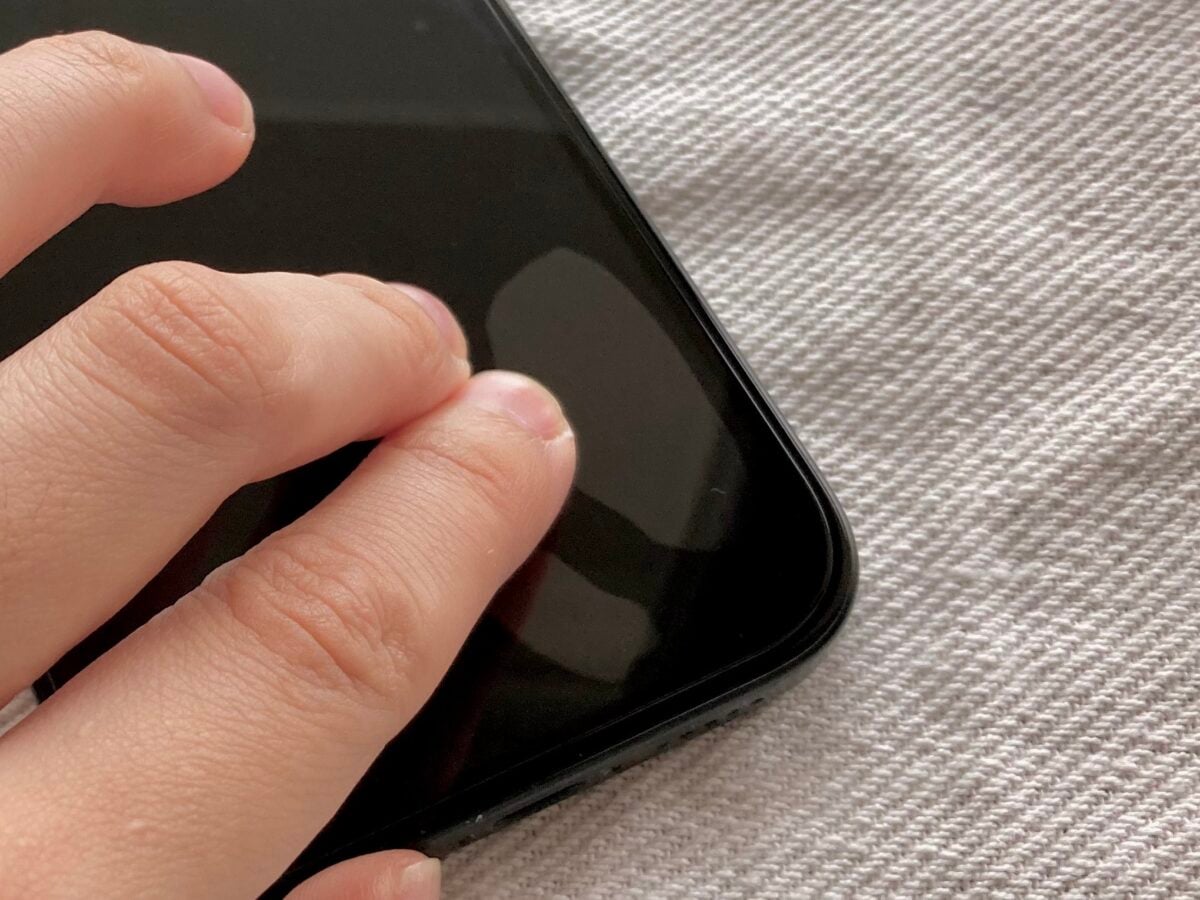 機能性で選ぶ100均のスマホフィルム|のぞき見防止やガラスフィルムも