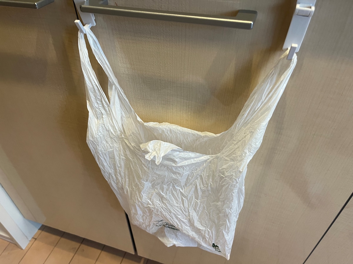 「Ｓｉｍｐｌｅｒ　シンク扉用ゴミ袋ホルダー」