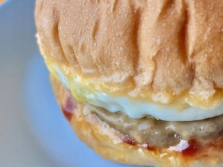 チーズ！チーズ！チーズ！とにかくチーズが凄い！【ファミマ】の月見バーガー