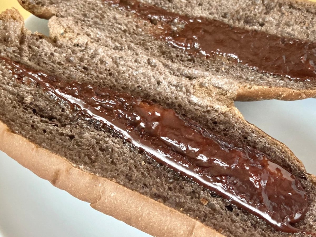 チョコクリームの塗り方が斬新!?【セブン】コスパが魅力的なチョコパン