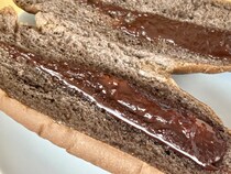 チョコクリームの塗り方が斬新！？【セブン】コスパが魅力的なチョコパン