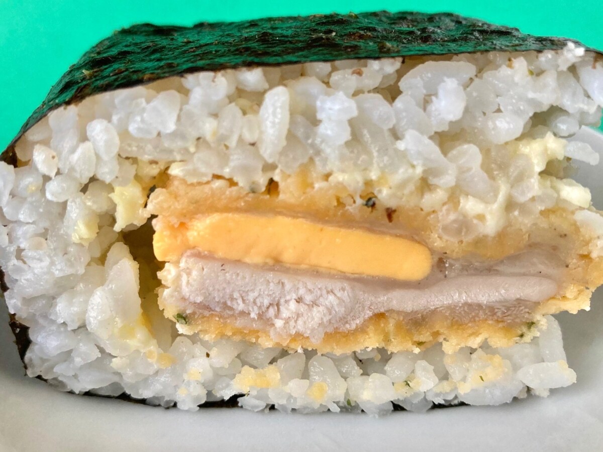 ジャンキーな組み合わせがたまらん!!【ファミマ】しっかりフライドチキンが楽しめるサンドおむすび