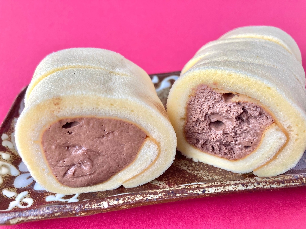 チョコホイップの割合が多くて最高!【ファミマ】何度も食べたいロールケーキ