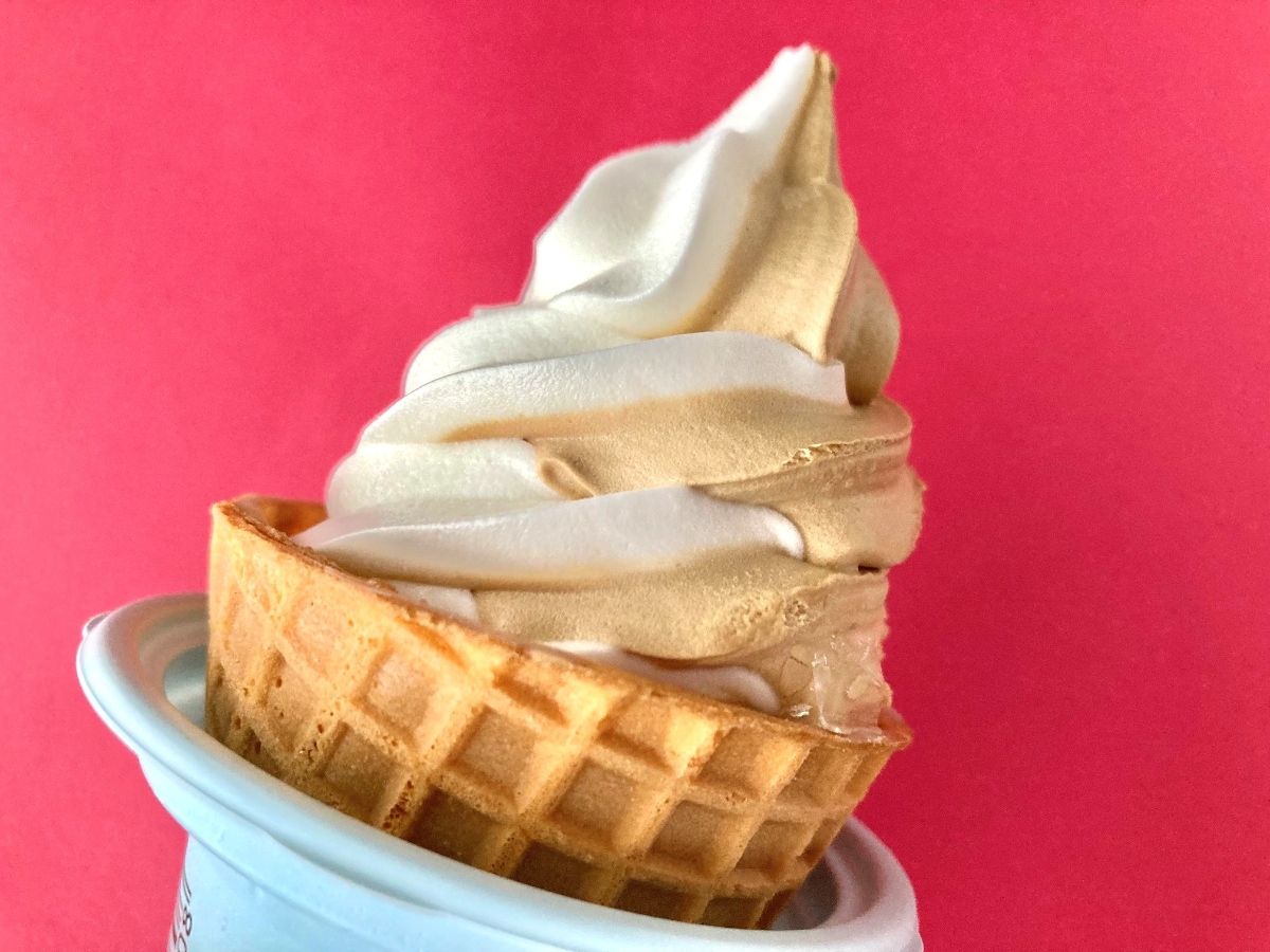 「口の中でカフェラテが大完成!」「絶妙なバランス!」【ローソン】サクサクでウマすぎるワッフルコーン