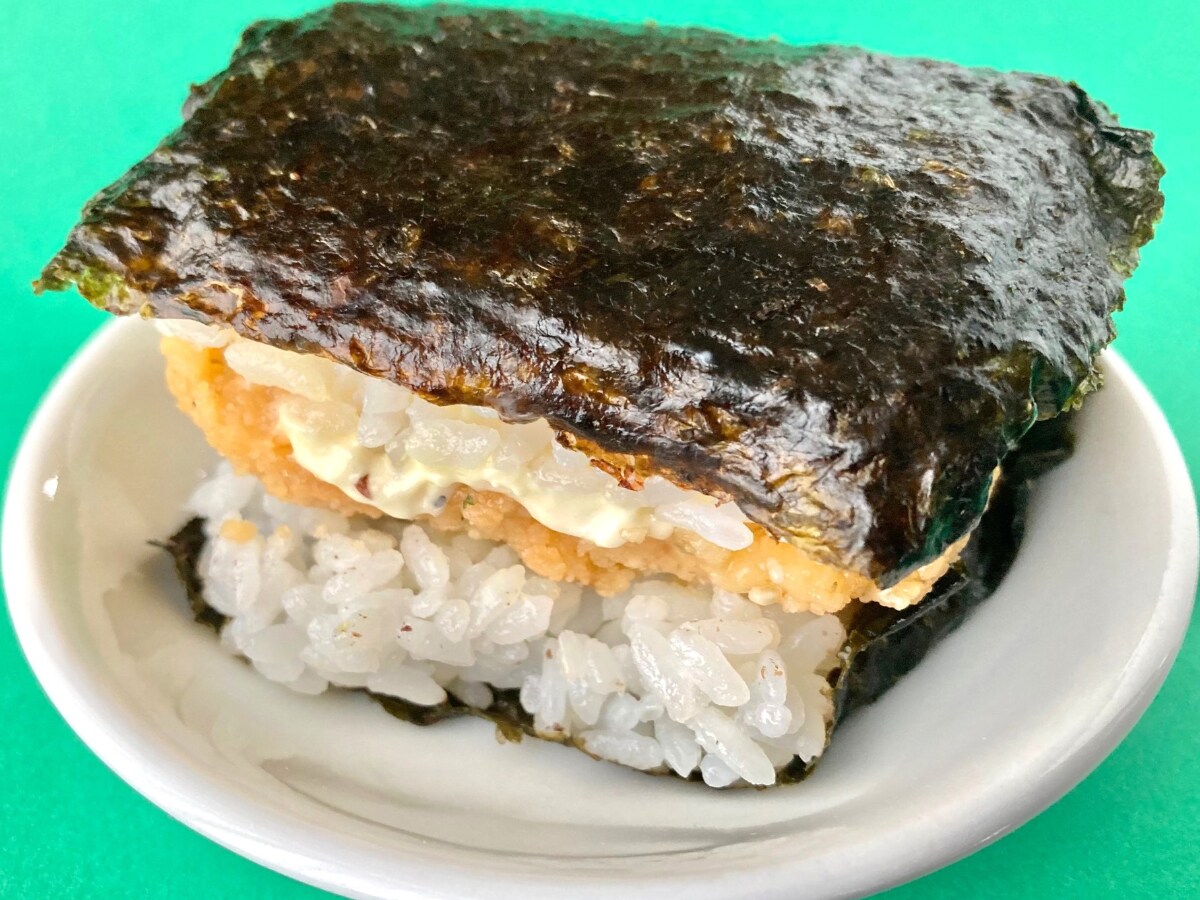 ジャンキーな組み合わせがたまらん!!【ファミマ】しっかりフライドチキンが楽しめるサンドおむすび