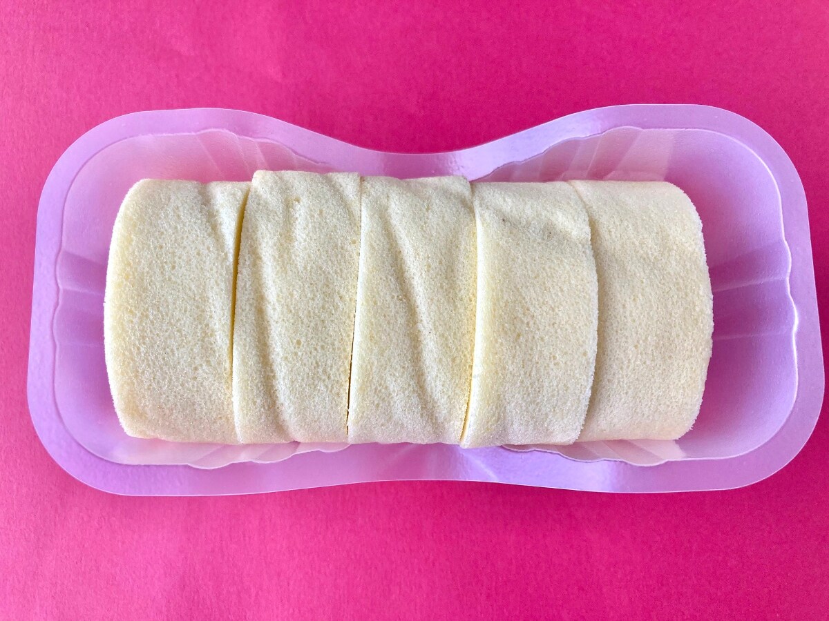 チョコホイップの割合が多くて最高!【ファミマ】何度も食べたいロールケーキ