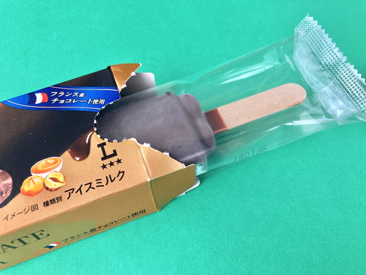 「めっちゃ濃厚で美味しい!!」「香ばしくてコク深い!!」【ローソン】高級感溢れるチョコアイスバー