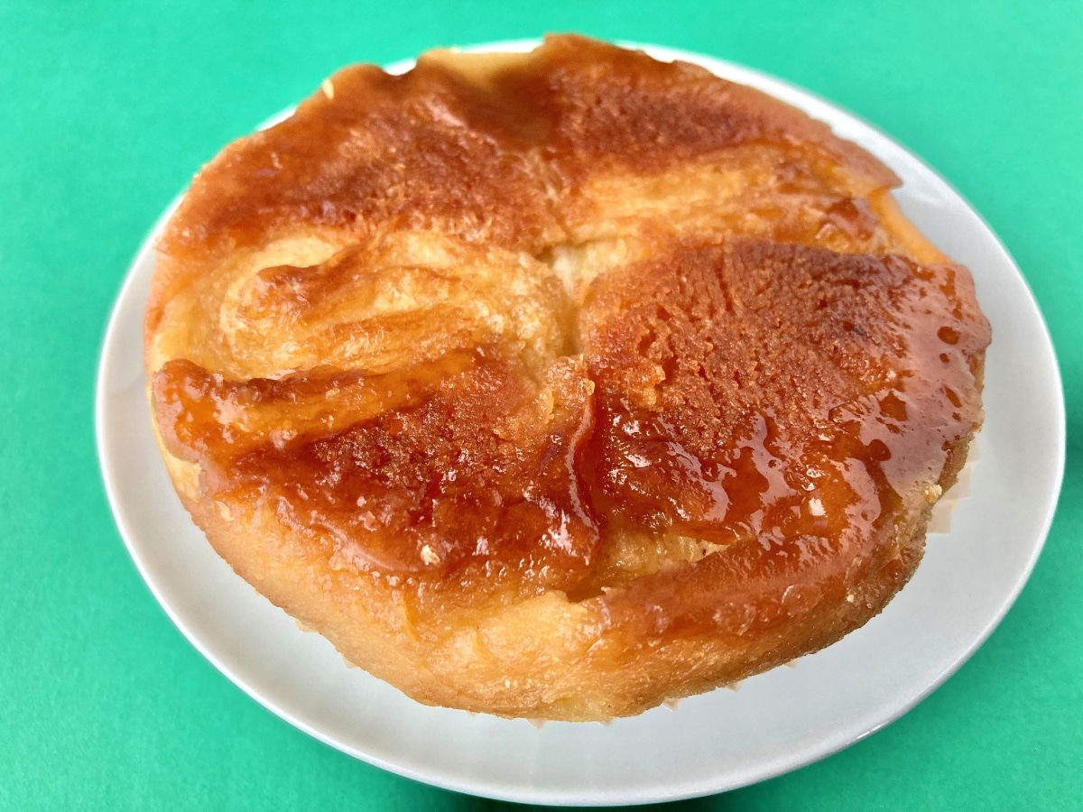 「ギルティ感たっぷり!」「売り切れてた!!」「めちゃくちゃ美味しかった!」【ファミマ】表と裏で別の味わいが楽しめる新作パン