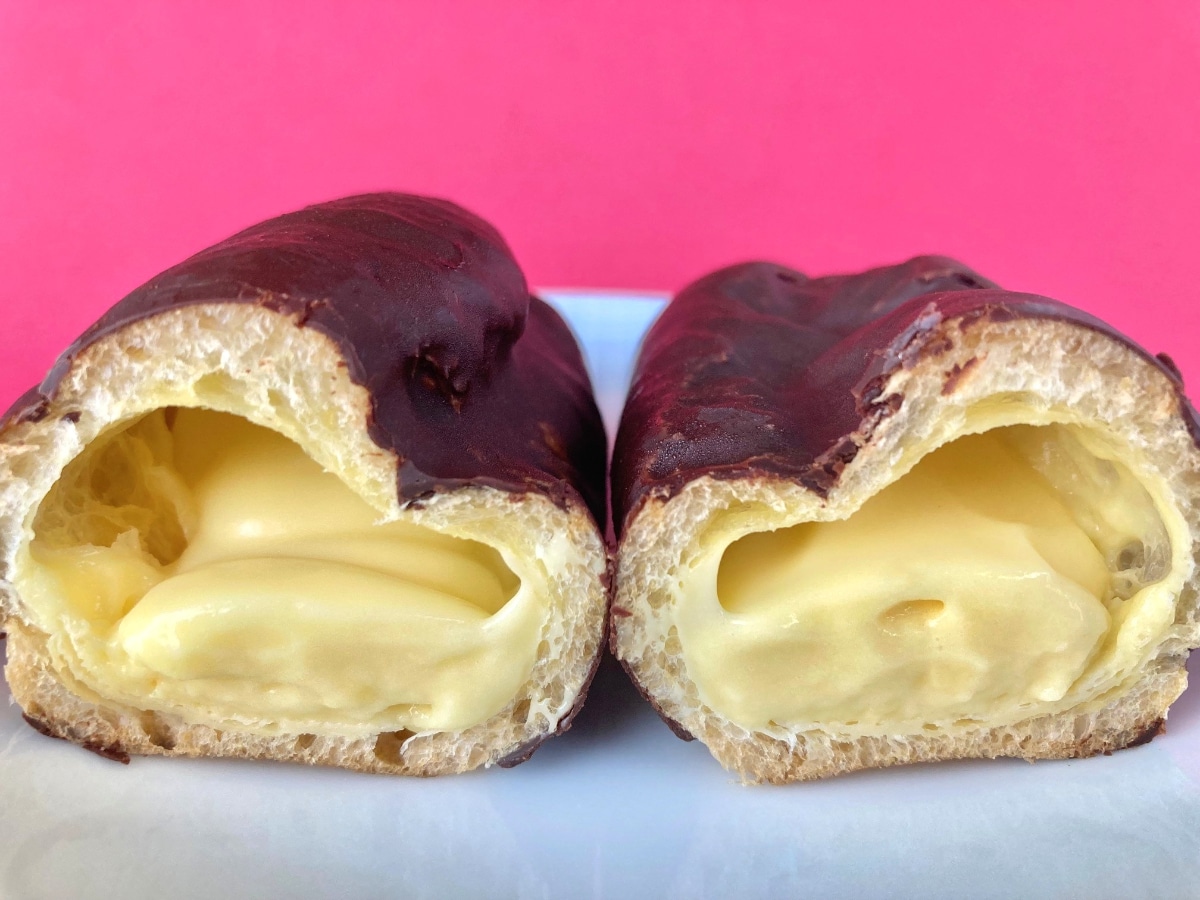 「本当に美味しかった!」「好印象の残るクリーム!」【ファミマ】王道のエクレアに感動!