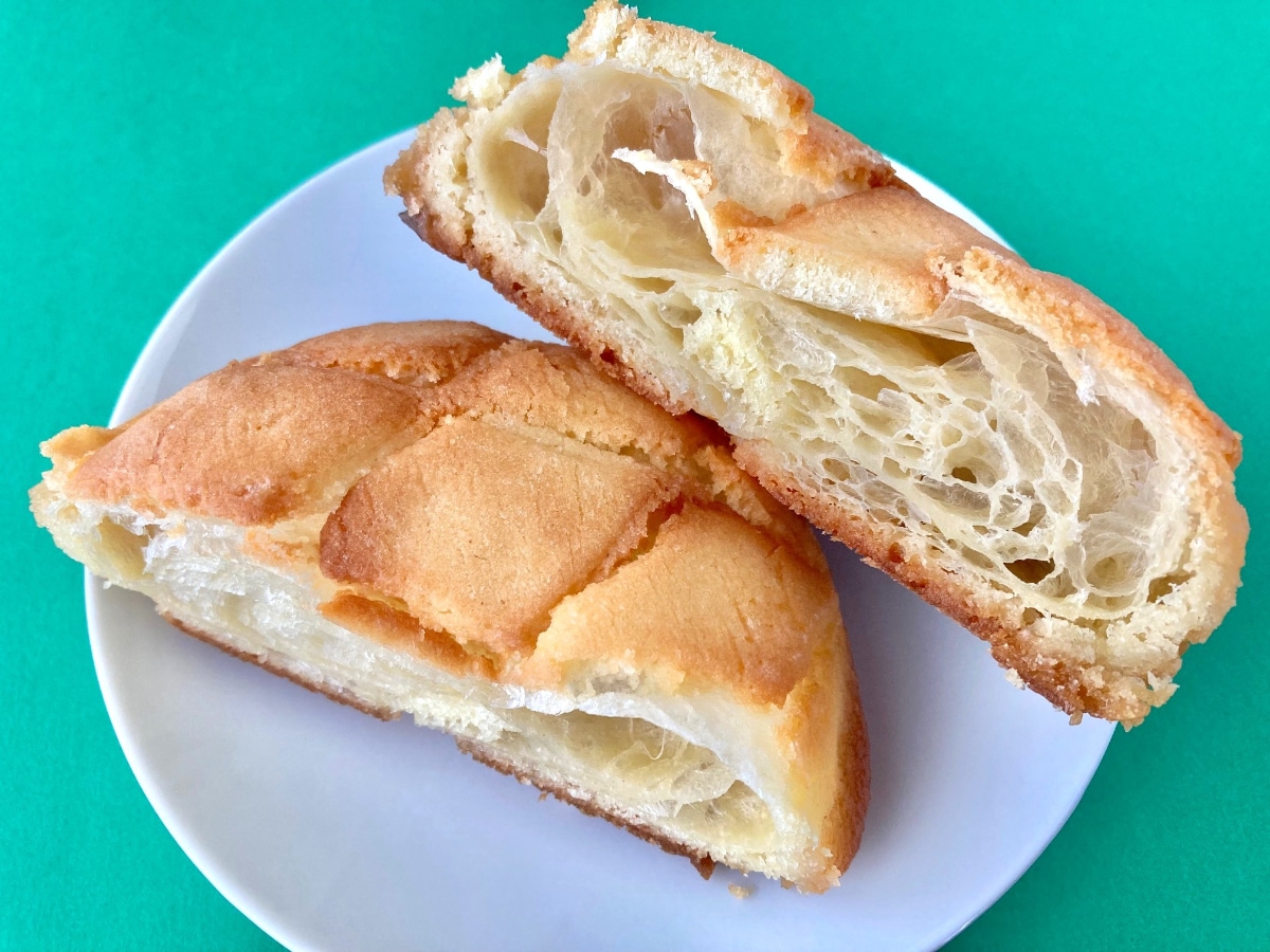 「ギルティ感たっぷり!」「売り切れてた!!」「めちゃくちゃ美味しかった!」【ファミマ】表と裏で別の味わいが楽しめる新作パン