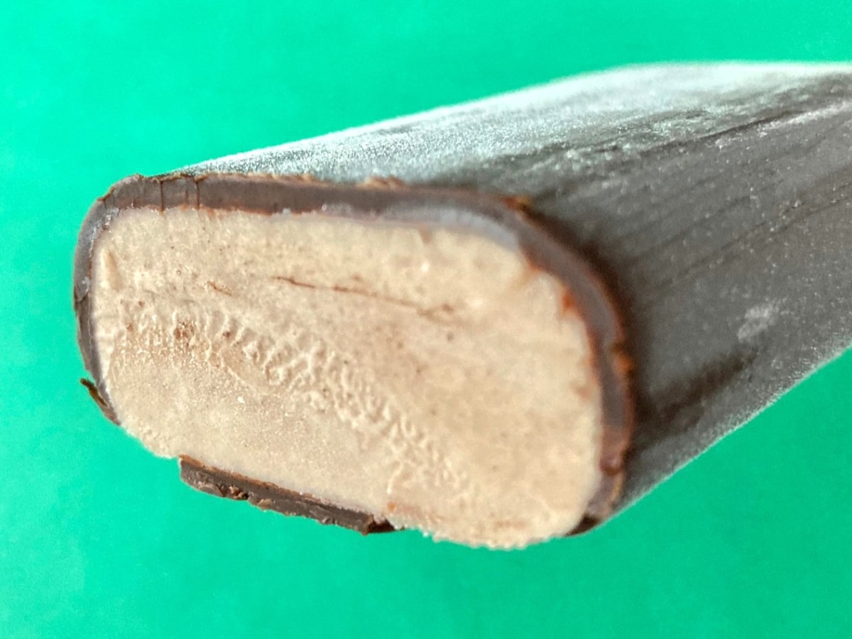 「めっちゃ濃厚で美味しい!!」「香ばしくてコク深い!!」【ローソン】高級感溢れるチョコアイスバー