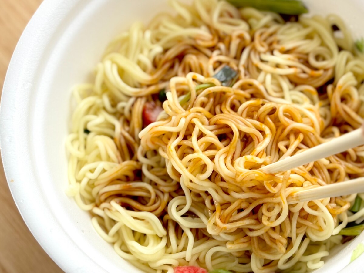 「美味すぎて声出た」【明星】の人気シリーズが“汁なし”で期間限定登場