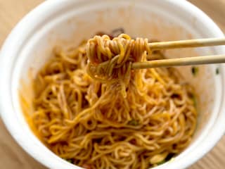 「美味すぎて声出た」【明星】の人気シリーズが“汁なし”で期間限定登場