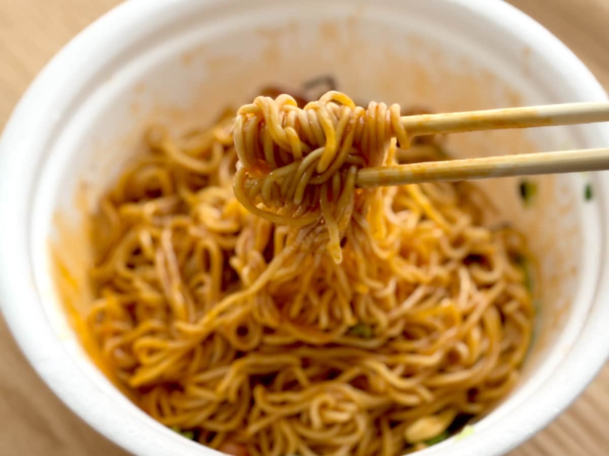 「美味すぎて声出た」【明星】の人気シリーズが“汁なし”で期間限定登場