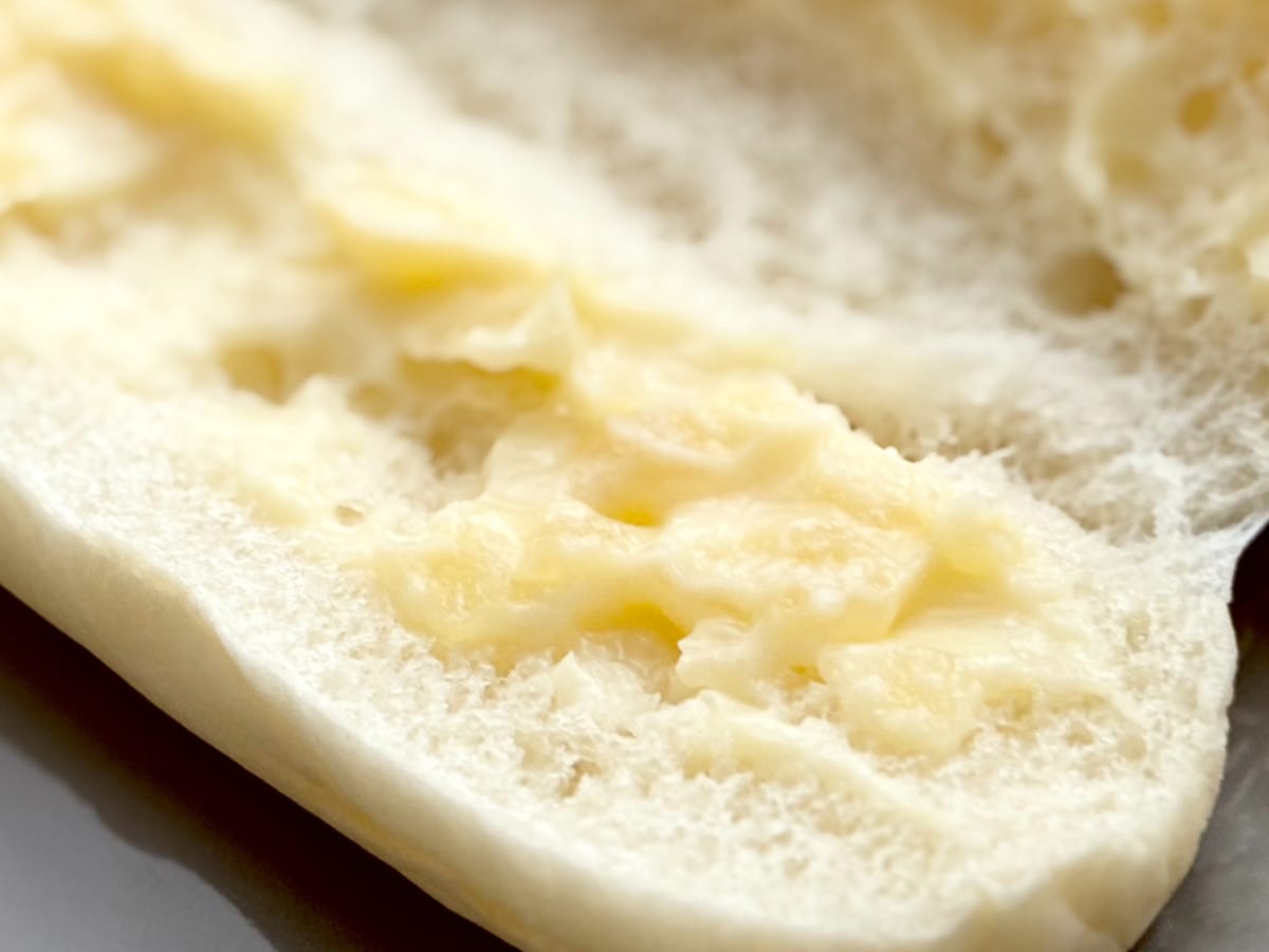 しっとりもちもちなのにシャキシャキ!【ファミマ】人気パンの新作を実食