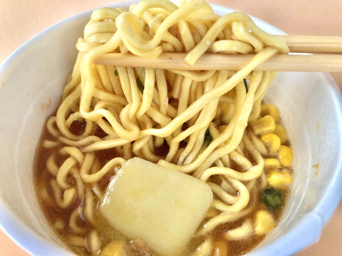 ついに再販されたぞ!!昼飯はずっとこれだけでいい!?【ファミマ】噂の味噌ラーメンがウマすぎる!