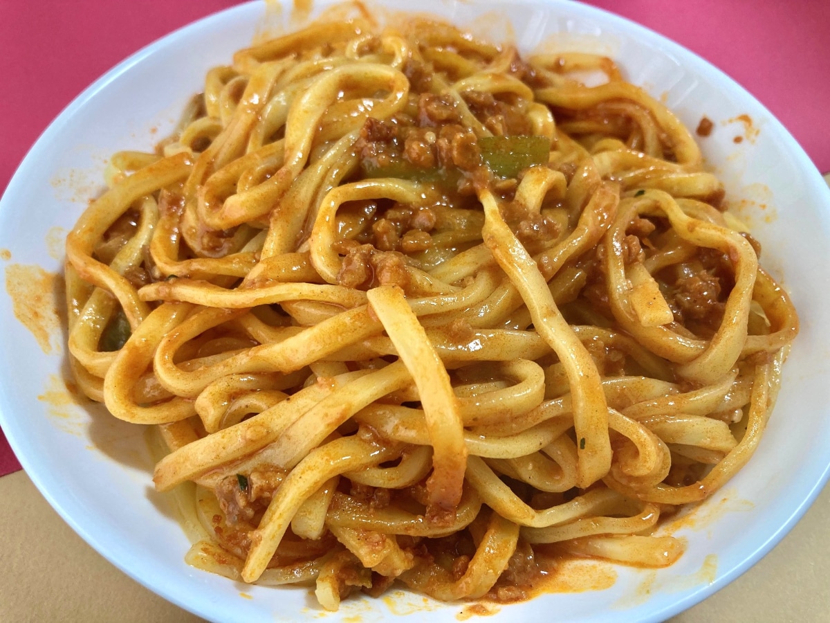 しっかりした痺れと辛さがクセになる！！【ファミマ】冷凍商品の汁なし担々麺がウマすぎ！！