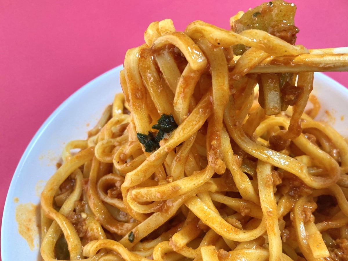 しっかりした痺れと辛さがクセになる!!【ファミマ】冷凍商品の汁なし担々麺がウマすぎ!!