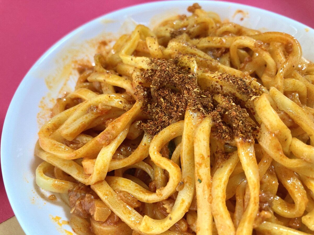 しっかりした痺れと辛さがクセになる！！【ファミマ】冷凍商品の汁なし担々麺がウマすぎ！！