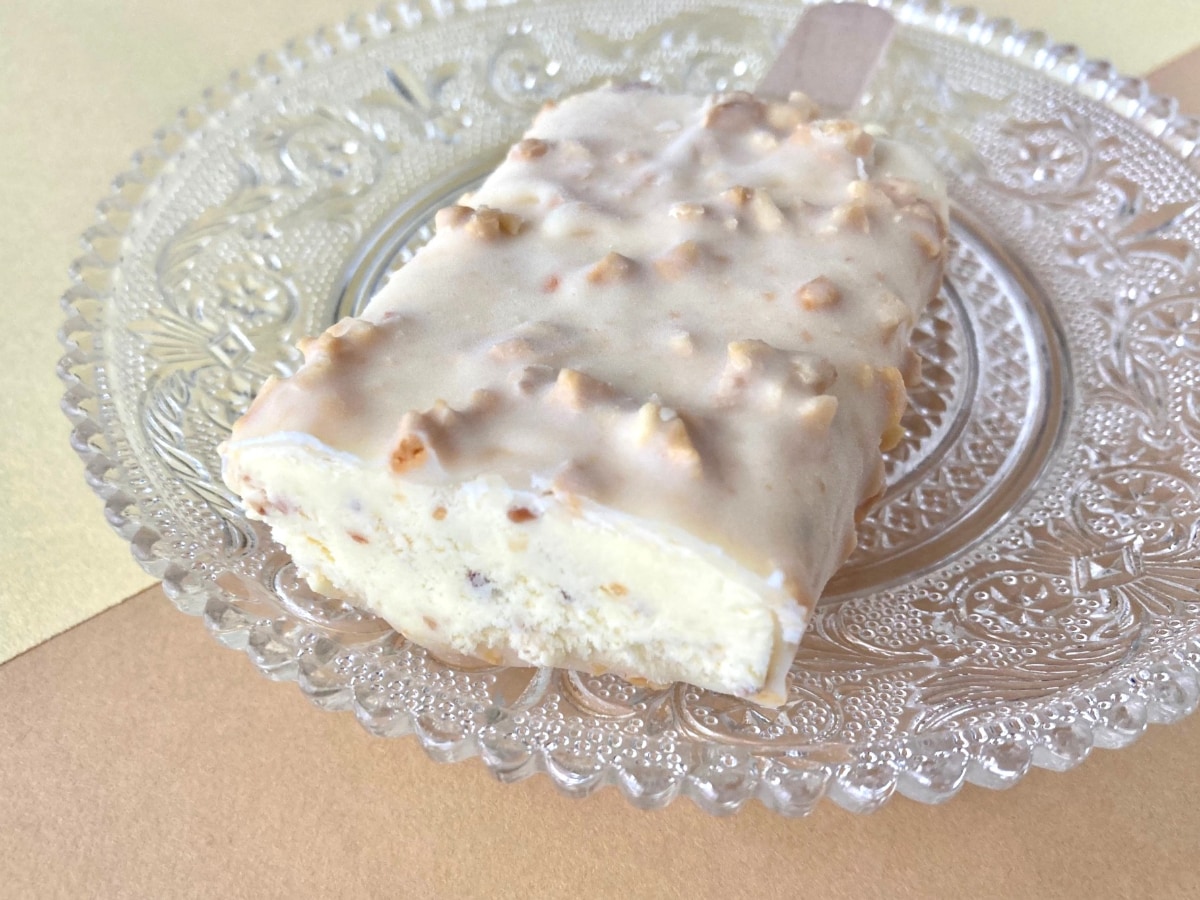 「ゴリゴリ食感と香ばしさが良い!」「ガチでおすすめ!」【ファミマ限定】アーモンドがたっぷり入ったアイスバー